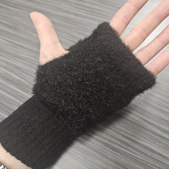 NEW Black Fuzzy Fingerless Handwarmer Gloves - Picture 2 of 6